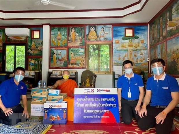 Ngân hàng Lào Việt chi nhánh Luang Prabang trao quà cho các chư tăng để hỗ trợ phòng chống dịch bệnh COVID-19.
