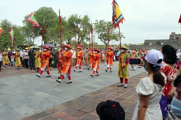 Du khách xem lễ đổi gác tại cửa Ngọ Môn, Kinh thành Huế. (Ảnh: Đỗ Trưởng/TTXVN)