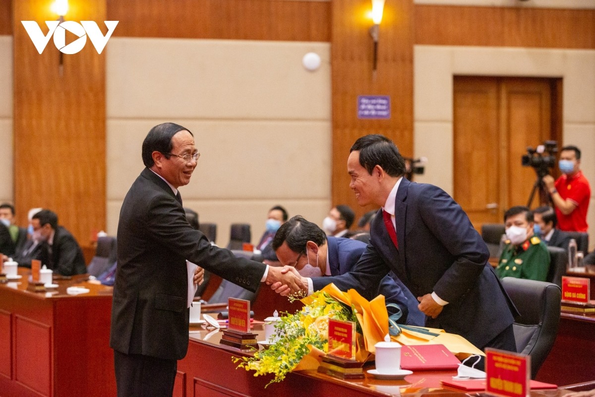 Phó Thủ tướng Lê Văn Thành bắt tay tân Bí thư Thành ủy Hải Phòng Trần Lưu Quang.