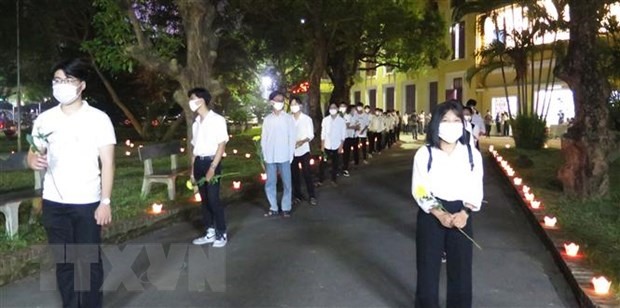 Các sinh viên trong lễ tưởng niệm sinh viên Nguyễn Văn Nhã. (Ảnh: Tường Vi/TTXVN)