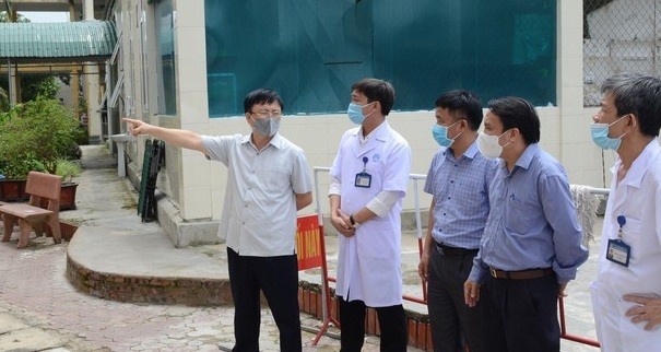 Lãnh đạo tỉnh Nghệ An kiểm tra công tác điều trị bệnh nhân COVID-19 tại Bệnh viện Phổi Nghệ An. Ảnh: T.C