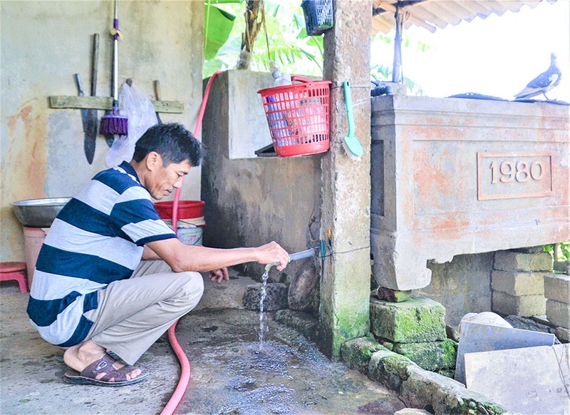 Dù đã khoan giếng mới với độ sâu 70 - 80m, nhưng nguồn nước của gia đình anh Nguyễn Văn Sáng vẫn bị nhiễm phèn, vôi - Ảnh: A.P​