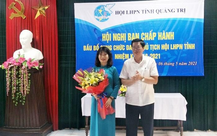 Ông Phan Văn Phụng, Trưởng ban Tổ chức Tỉnh ủy, tặng hoa chúc mừng bà Trần Thị Thanh Hà, tân Chủ tịch Hội LHPN tỉnh Quảng Trị