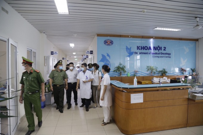 Kiểm tra việc thực hiện các quy định phòng chống dịch Covid-19 tại Bệnh viện K - Ảnh: Trần Hà