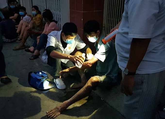 Nhân viên y tế chăm sóc người bị bỏng.
