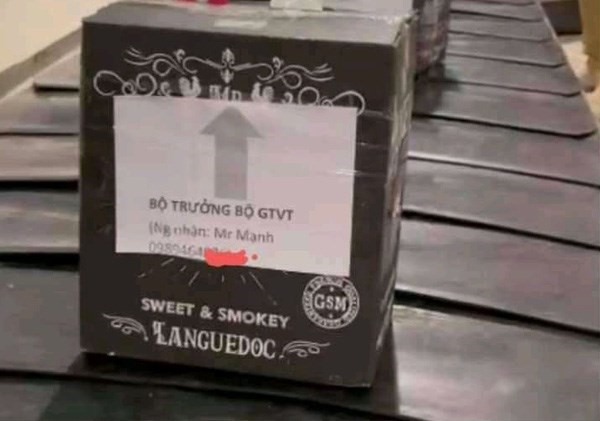 Lô hàng hóa gắn tên Bộ trưởng Bộ GTVT trên băng chuyền hành lý tại sân bay Tân Sơn Nhất. (Ảnh cắt từ clip)
