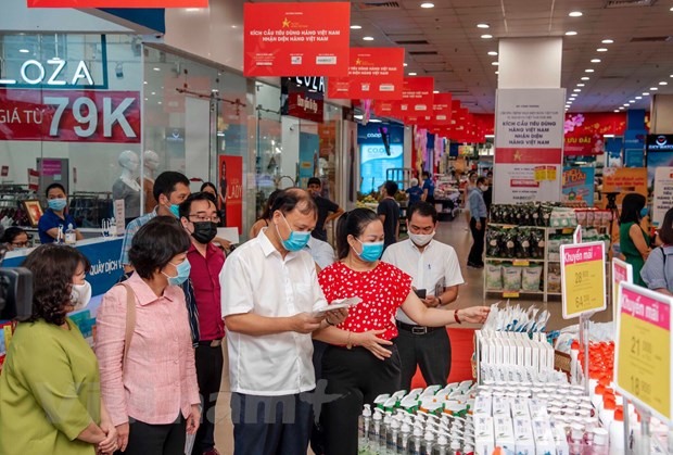 Lãnh đạo Bộ Công Thương kiểm tra công tác chuẩn bị hàng hóa tại một số siêu thị trên địa bàn Hà Nội. (Ảnh: PV/Vietnam+)