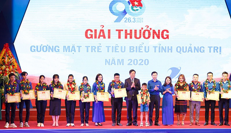 Anh Hoàng Tùng Lâm (đứng thứ hai, từ phải sang trái) được biểu dương là gương mặt trẻ tiêu biểu tỉnh Quảng Trị - Ảnh: Q.H​
