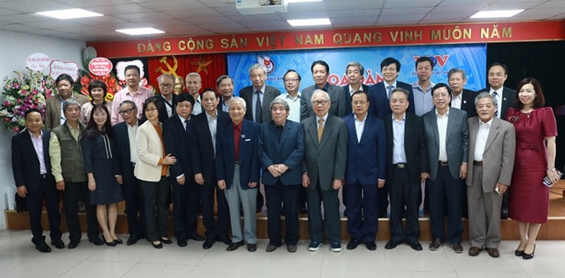 Nhà văn, nhà báo Phan Quang (thứ 6, trái sang) và các đại biểu dự tọa đàm - Ảnh: H.V​