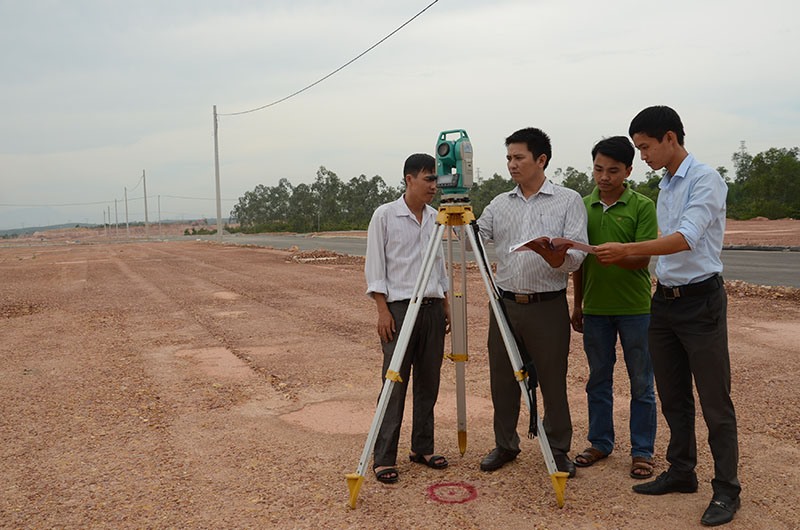 Cán bộ Văn phòng Đăng ký đất đai tỉnh thực hiện quy trình đo đạc đất đai tại hiện trường -Ảnh: L.M​