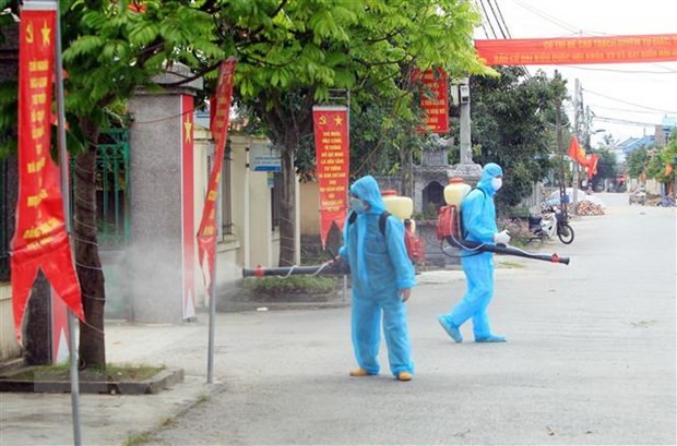 Lực lượng chức năng xã Tiên Thắng, huyện Tiên Lãng, Hải Phòng, phun thuốc khử khuẩn tại địa bàn ngay sau thông tin có ca mắc COVID-19. (Ảnh: An Đăng/TTXVN)