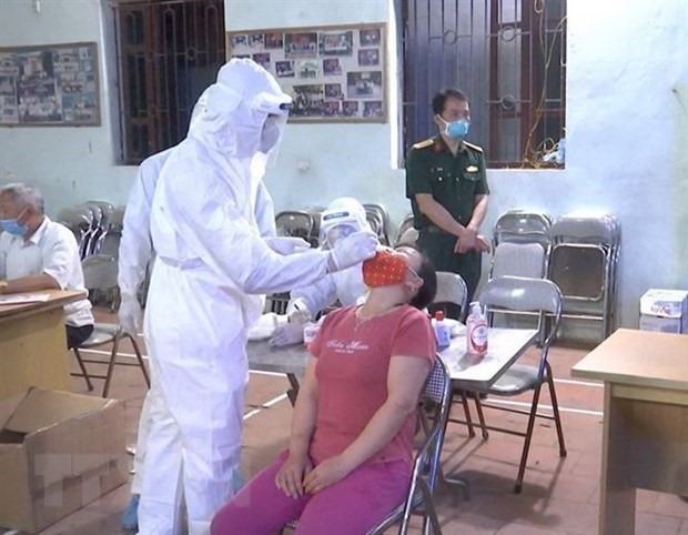 Lấy mẫu xét nghiệm SARS-CoV-2 cho người dân xã Mão Điền, huyện Thuận Thành. (Ảnh: Thanh Thương/TTXVN)