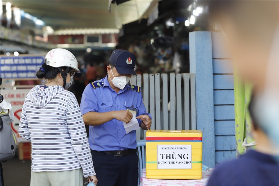 Theo quan sát tại các chợ ở phường Tam Thuận nằm trên đường Trần Cao Vân (quận Thanh Khê), chợ Thanh Bình (quận Hải Châu), các phường đã tăng cường lực lượng kiểm soát, bố trí chốt kiểm soát tại các chợ, trang bị nước rửa tay sát khuẩn, đo thân nhiệt tại các lối vào chợ.