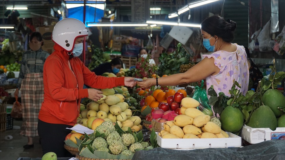 Người dân đi chợ thực hiện nghiêm túc quy định phòng chống dịch.