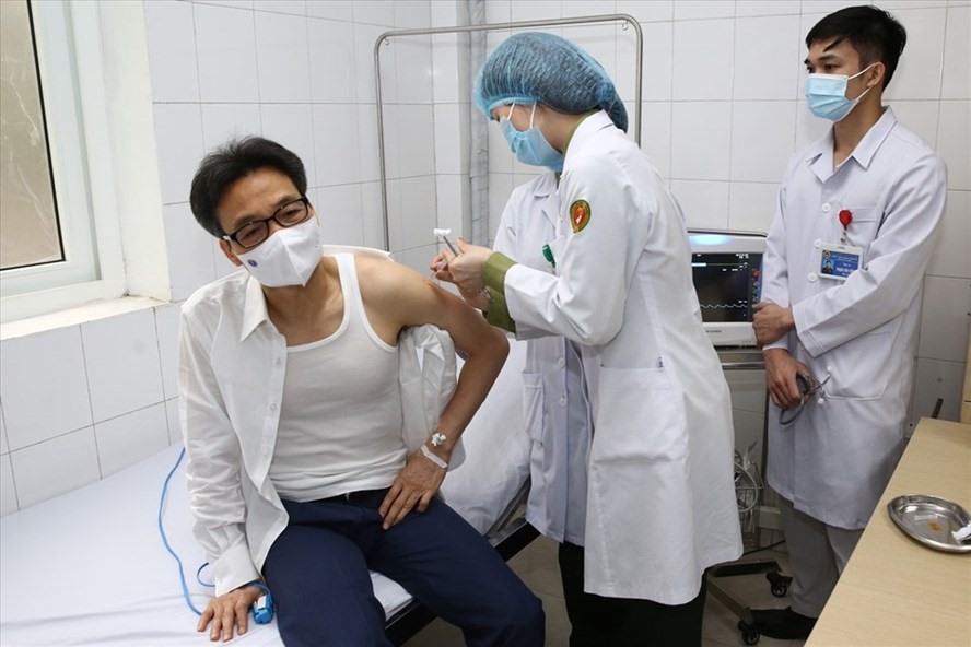 Phó Thủ tướng Vũ Đức Đam tiêm thử nghiệm vaccine như một cách “làm tất cả” để chúng ta có thể có vaccine một cách sớm nhất. Ảnh: BYT