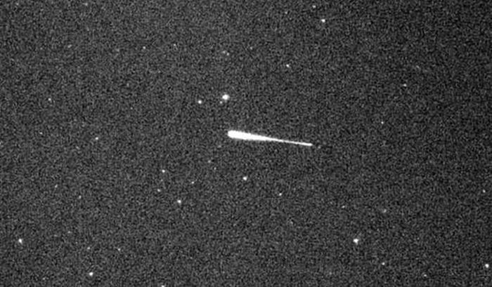 Tên lửa bay ngang qua các vì sao khi chuẩn bị rơi xuống Trái Đất. Ảnh: Daily Mail