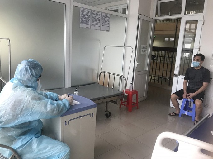 Công an TP Hải Dương làm việc với Đào Duy Tùng tại Bệnh viện Bệnh nhiệt đới tỉnh Hải Dương