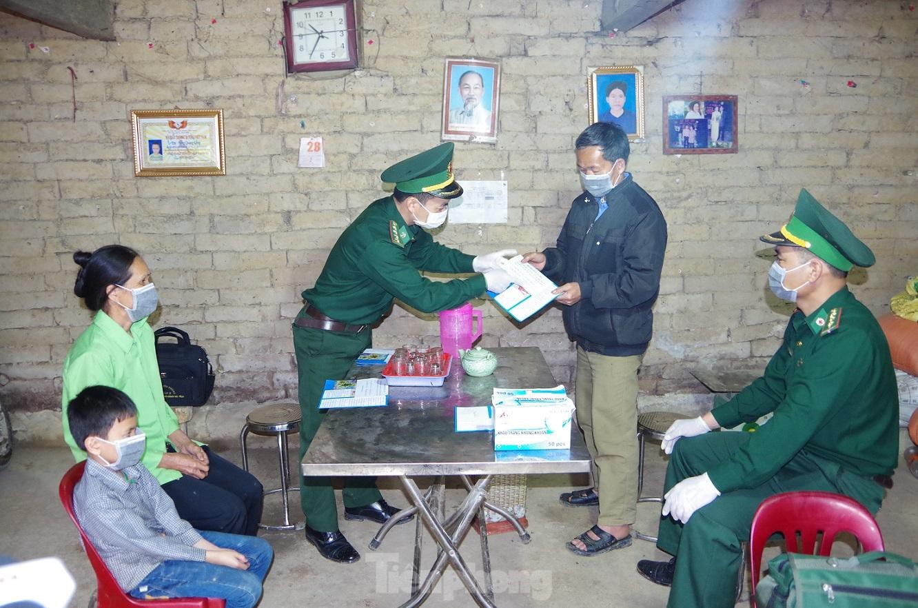 BĐBP Lạng Sơn tuyên truyền biện pháp phòng chống dịch COVID-19 cho nhân dân khu vực biên giới. Ảnh: PV