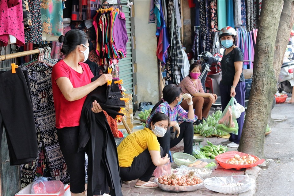 Người dân đeo khẩu trang đầy đủ tại chợ Nghĩa Tân (Cầu Giấy, Hà Nội). Ảnh: Lan Nhi