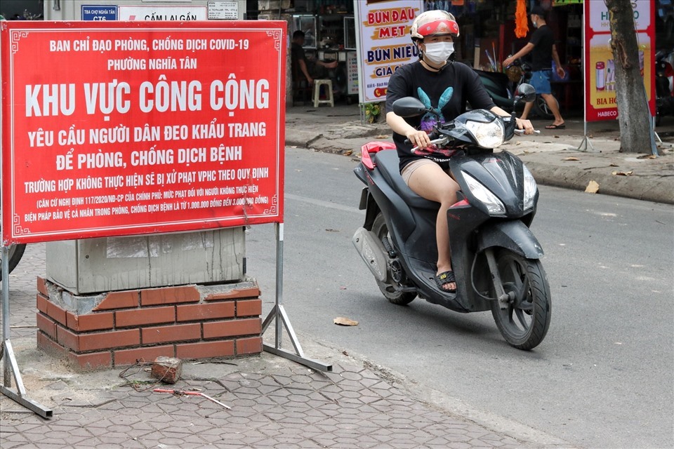 Các biển báo, tấm pano tuyên truyền phòng chống dịch COVID-19 được đặt ở các cổng chợ dân sinh TP. Hà Nội. Ảnh: Lan Nhi