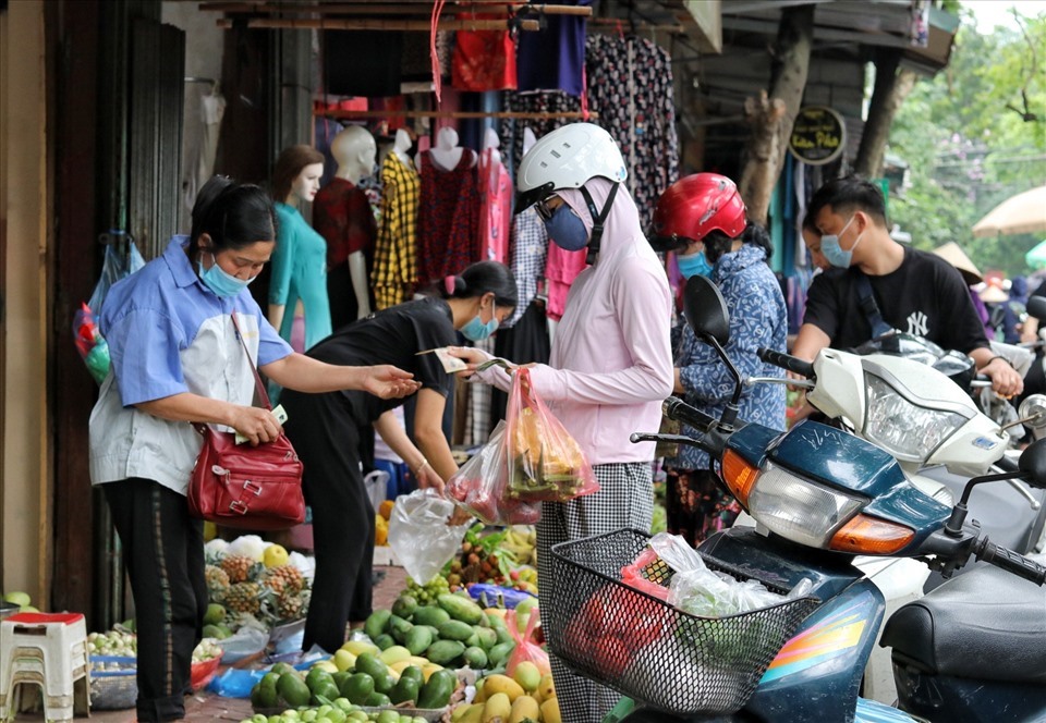 Hoạt động trao đổi, mua bán ở chợ dân sinh TP. Hà Nội vẫn chủ yếu thông qua giao dịch bằng tiền mặt . Ảnh: Lan Nhi