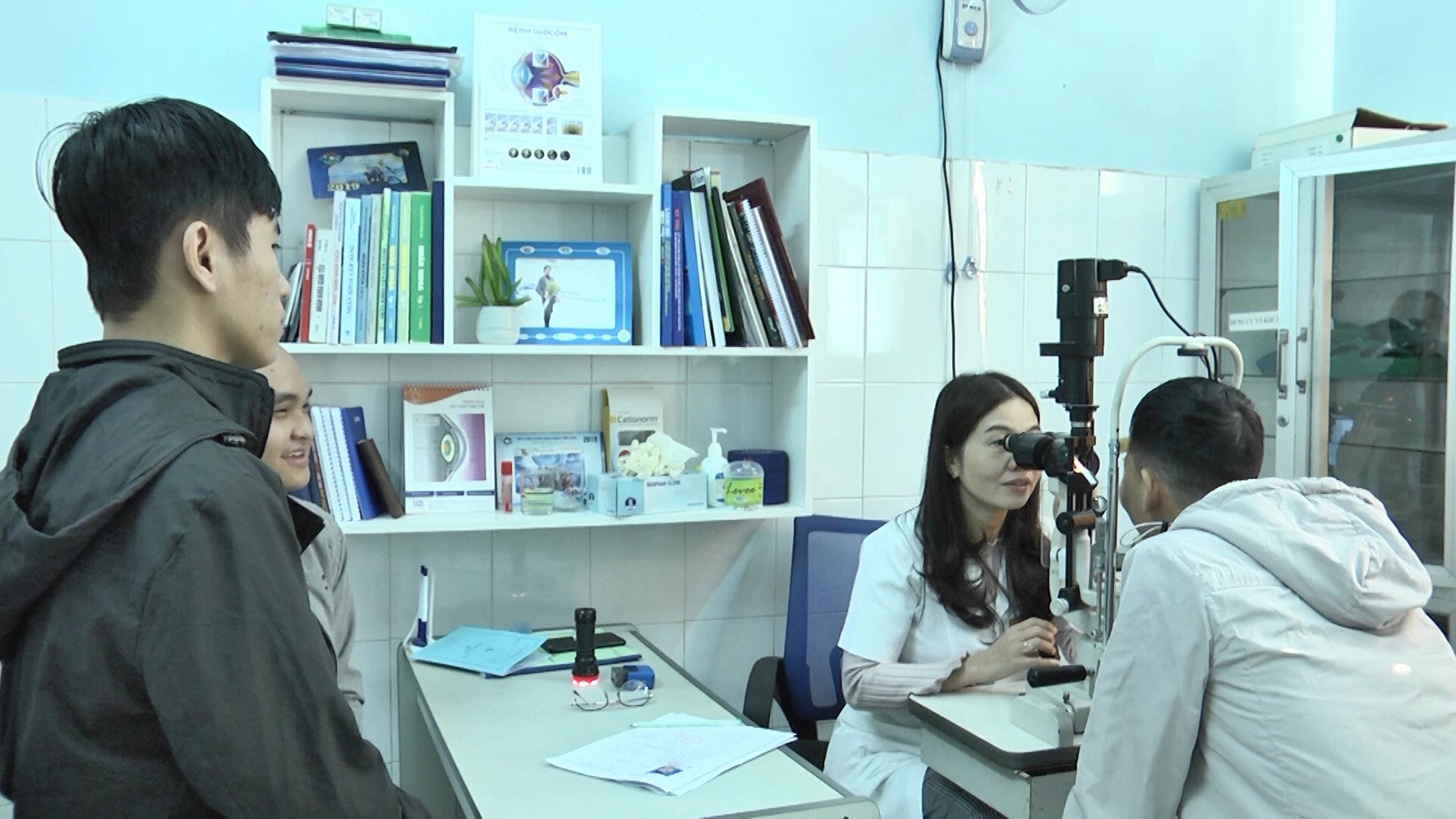 Việc thăm khám định kỳ sẽ sớm giúp phát hiện, điều trị hiệu quả các bệnh về mắt và tật khúc xạ-Ảnh: Nguyễn Trang​