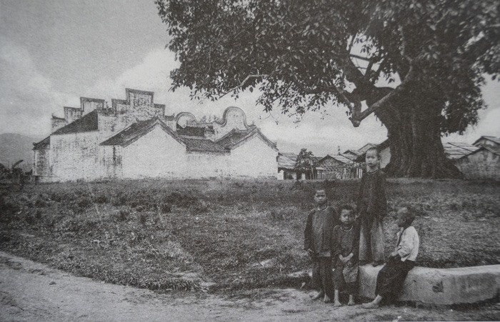 Trẻ em đứng trên đường vào Thất Khê (Lạng Sơn)
