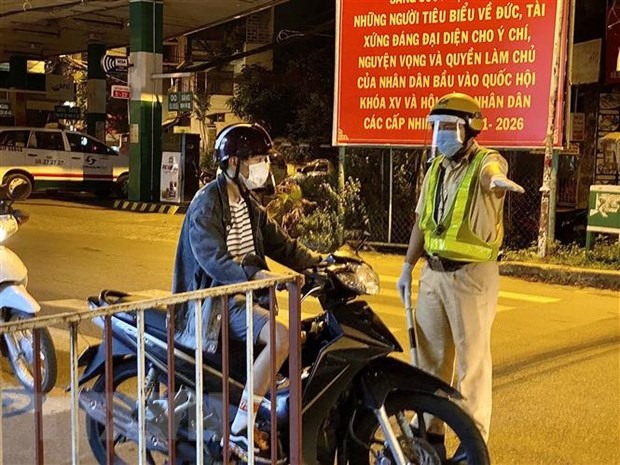 Lực lượng cảnh sát giao thông yêu cầu người dân dừng xe khai báo y tế trên đường Lê Quang Định (phường 1, quận Gò Vấp, Thành phố Hồ Chí Minh). (Ảnh: Hồng Giang/TTXVN)