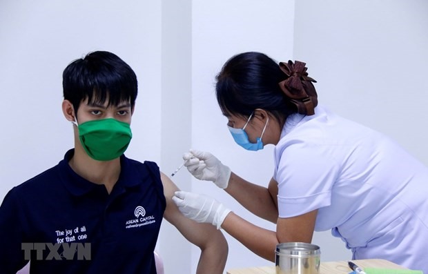Bác sỹ Bệnh viện Setthathirath, thủ đô Vientiane tiêm vaccine phòng COVID-19 cho người dân Lào. (Ảnh: Phạm Kiên/TTXVN)