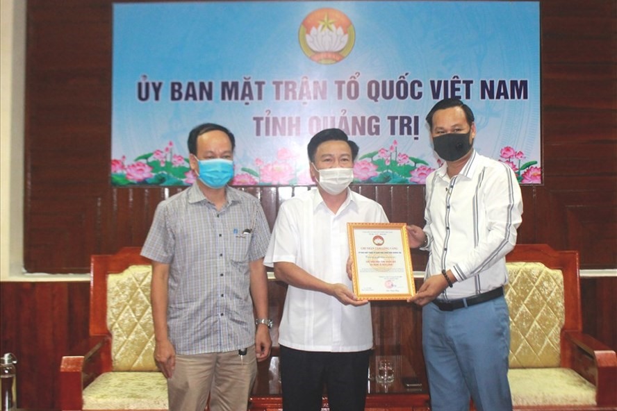 Ủy ban Mặt trận Tổ quốc Việt Nam tỉnh Quảng Trị tiếp nhận 1 tỉ đồng của các nhà hảo tâm, khán giả và nghệ sĩ Hoài Linh ủng hộ. Ảnh: Nguyễn Phong.