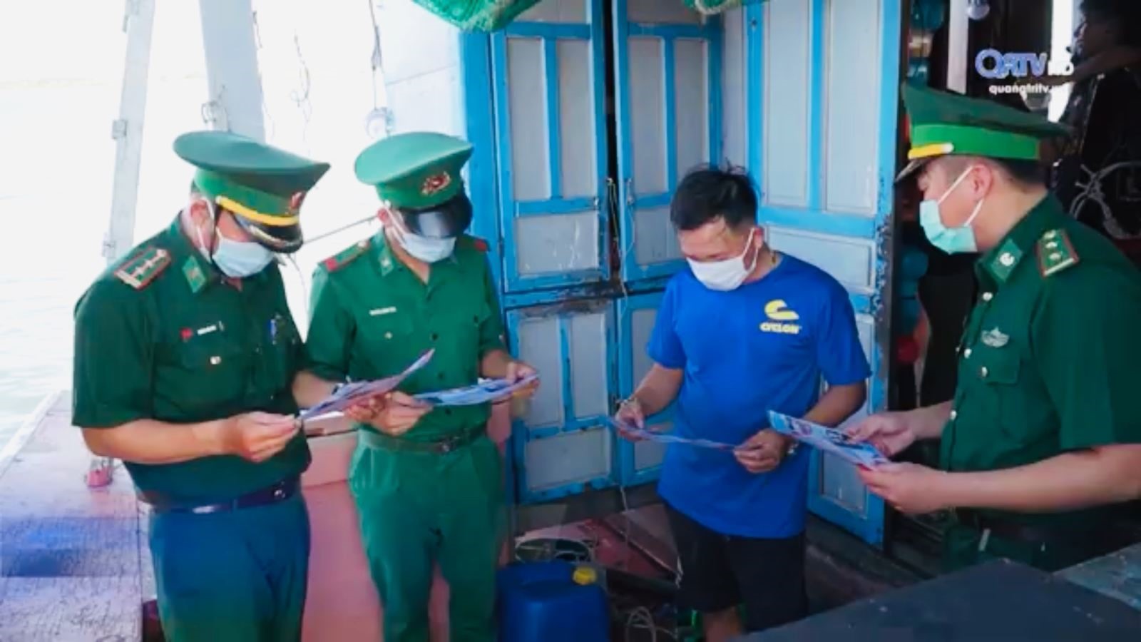 Lực lượng biên phòng tuyên truyền Luật Biển Việt Nam cho ngư dân