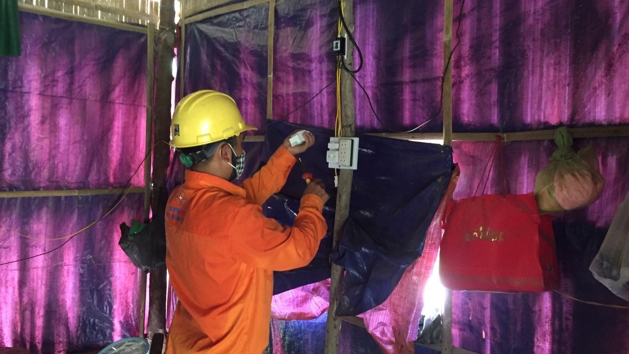 Đoàn Thanh niên Công ty Điện lực Quảng Trị tiến hành kéo dây sau công tơ và lắp đặt một số thiết bị sử dụng điện tại chốt kiểm soát phòng chống dịch Covid-19​ trên địa bàn thôn Thuận 5