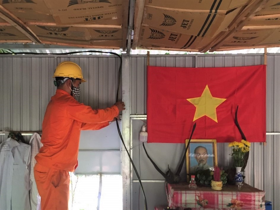 Lắp đặt thiết bị điện tại chốt kiểm soát phòng chống dịch Covid-19