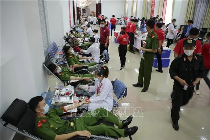 Đông đảo đoàn viên, thanh niên, các lực lượng vũ trang nhân dân trên địa bàn tỉnh Lai Châu tình nguyện tham gia hiến máu. Ảnh: Quý Trung/TTXVN