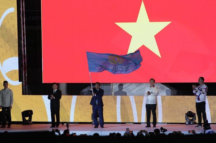 Việt Nam nhận cờ đăng cai SEA Games 31. Ảnh: Bùi Minh.