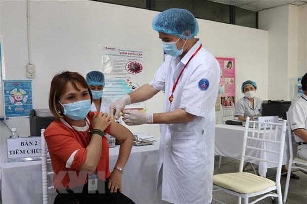 Tiêm vaccine phòng COVID-19 tại Việt Nam. (Ảnh: Thái Hùng/TTXVN)