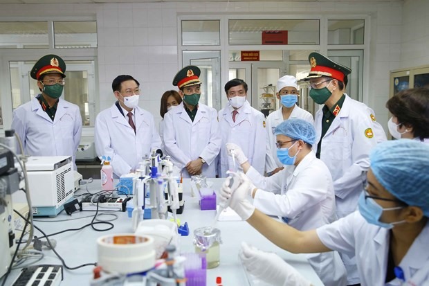 Chủ tịch Quốc hội Vương Đình Huệ thăm, động viên các lực lượng đang thực hiện nhiệm vụ tại Phòng miễn dịch (Viện Nghiên cứu Y dược học Quân sự, Học viện Quân y). (Ảnh: Doãn Tấn/TTXVN)