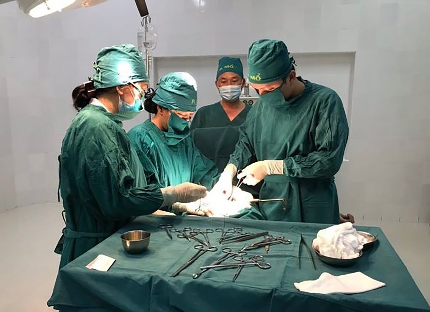 Bác sĩ Trung tâm Y tế Vĩnh Linh đang mổ cấp cứu hai mẹ con sản phụ N.T.L - Ảnh: N.H.N