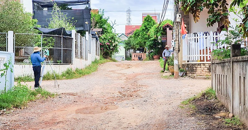 Người dân sống ở Kiệt 95, đường Nguyễn Chí Thanh mong tuyến đường chính đi qua địa bàn sớm được đầu tư xây dựng - Ảnh: T.L