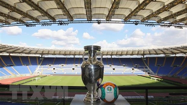 Chiếc cup của EURO 2020 trên sân vận động Stadio Olimpico ở Rome, Italy. (Ảnh: Getty Images/TTXVN)