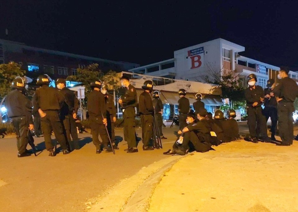 Lực lượng Công an tỉnh Quảng Trị có mặt ở Bệnh viện Đa khoa tỉnh Quảng Trị khi nạn nhân bị đạn bắn được đưa vào đây cấp cứu. Ảnh: NN.