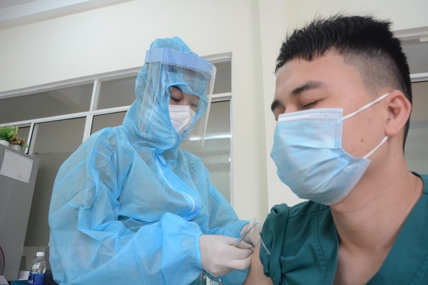 Nhân viên y tế tiêm vaccine phòng COVID-19 tại Bệnh viện Phổi Đà Nẵng. (Ảnh: Văn Dũng/TTXVN)