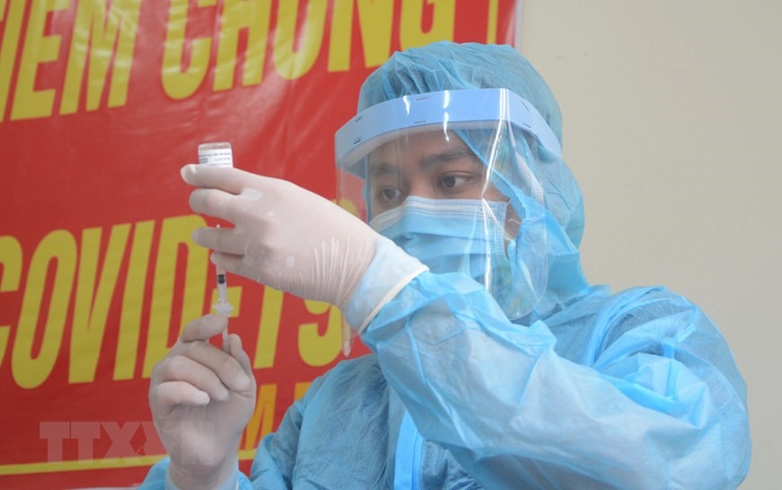 Cận cảnh tiêm vaccine phòng COVID-19 tại Bệnh viện Phổi Đà Nẵng. (Ảnh: Văn Dũng/TTXVN)