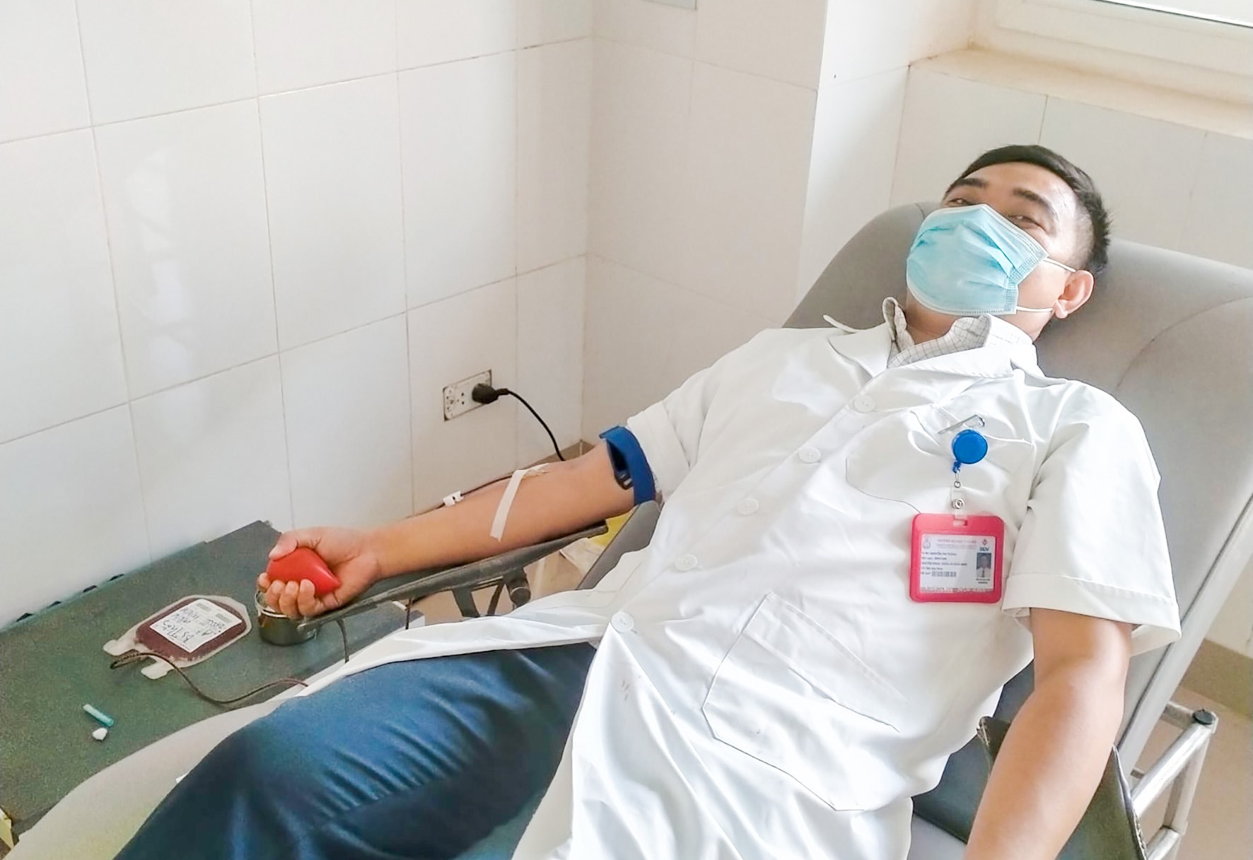 Bác sĩ Nguyễn Phi Thăng, Khoa Phụ sản hiến máu cứu bệnh nhân qua cơn nguy kịch - Ảnh: BVĐK