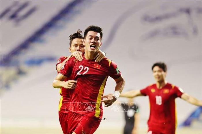 Tiến Linh ăn mừng cùng đồng đội sau khi ghi bàn mở tỷ số trận đấu. Ảnh: Hoàng Linh/PV TTXVN tại UAE