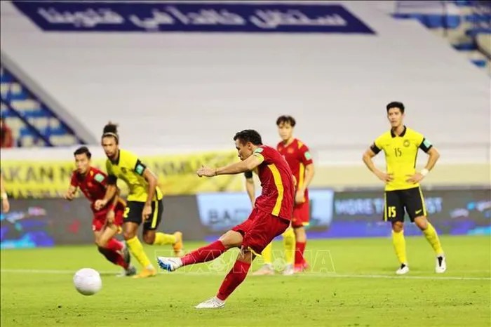 Quế Ngọc Hải sút 11m đầy tự tin nâng tỷ số lên 2 - 1 cho đội tuyển Việt Nam. Ảnh: Hoàng Linh/PV TTXVN tại UAE