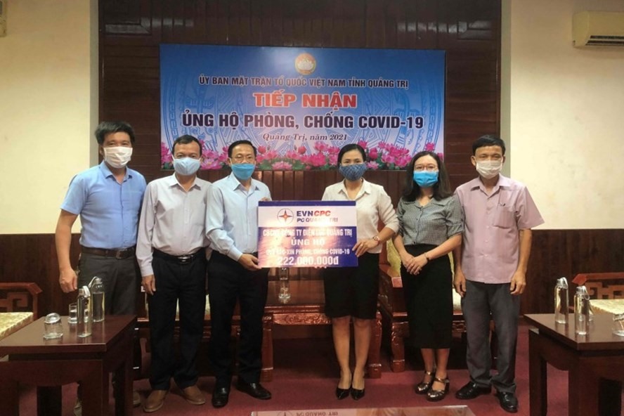 Công ty Điện lực Quảng Trị trao 222 triệu đồng ủng hộ phòng, chống COVID-19 tại Ủy ban Mặt trận Tổ quốc Việt Nam tỉnh Quảng Trị. Ảnh: Tuấn Nghĩa