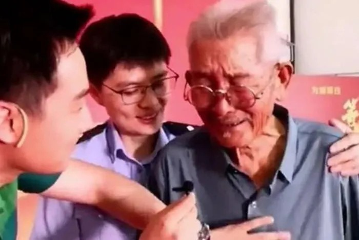 Ông Luo Fengkun, năm nay 90 tuổi gặp lại con trai sau hơn một nửa thế kỷ tìm kiếm.