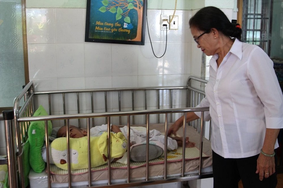 Bà Trần Thị Nhì - Giám đốc Trung tâm Nuôi dạy Trẻ mồ côi – Hội Chữ thập đỏ Đà Nẵng.