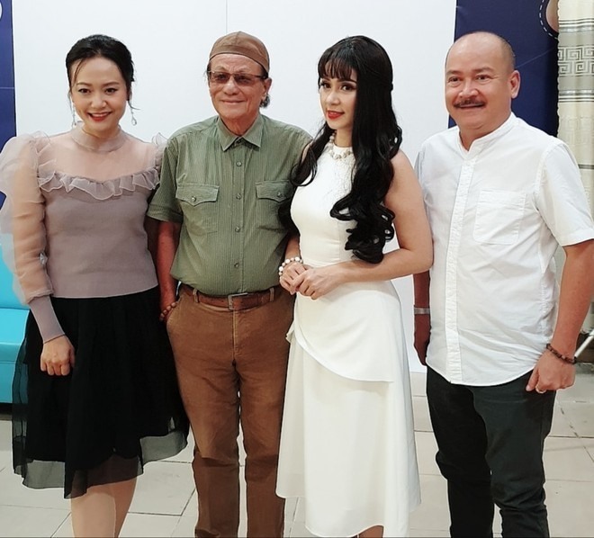Đạo diễn Lê Cung Bắc (thứ 2 từ trái qua) chụp hình với Việt Trinh và dàn sao Người đẹp Tây Đô. Ảnh: NSCC.